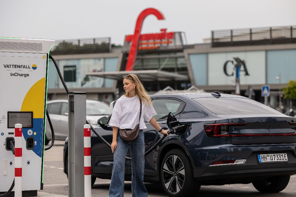 woman charging car outside a mall